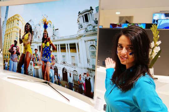 10일(현지시간) 모나코에서 열린 삼성 중남미 포럼에서 모델이 삼성전자 'SUHD TV'를 선보이고 있다.사진= 삼성전자 제공